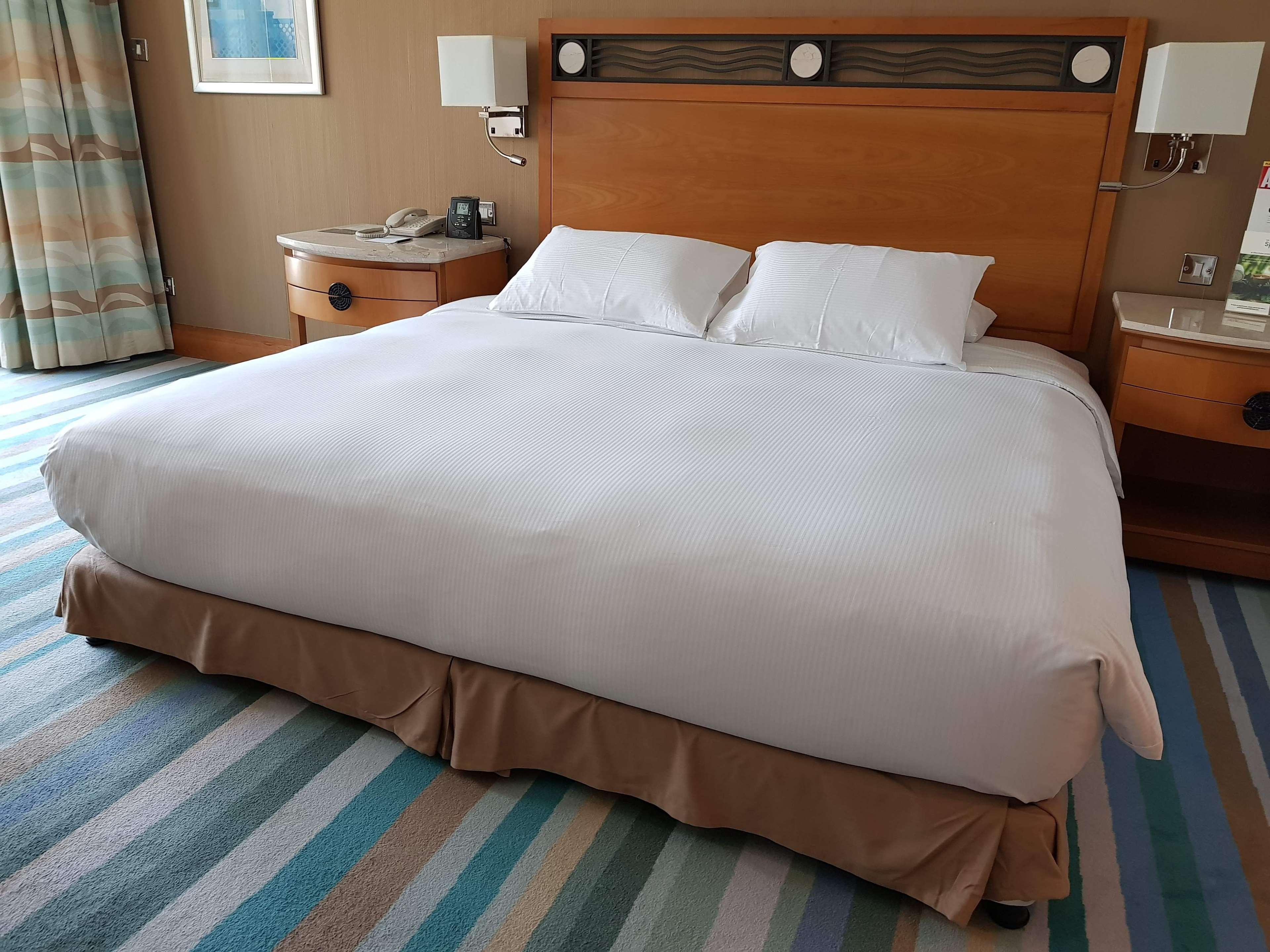 Hilton Dubai Jumeirah Exterior foto A bed with a bed skirt