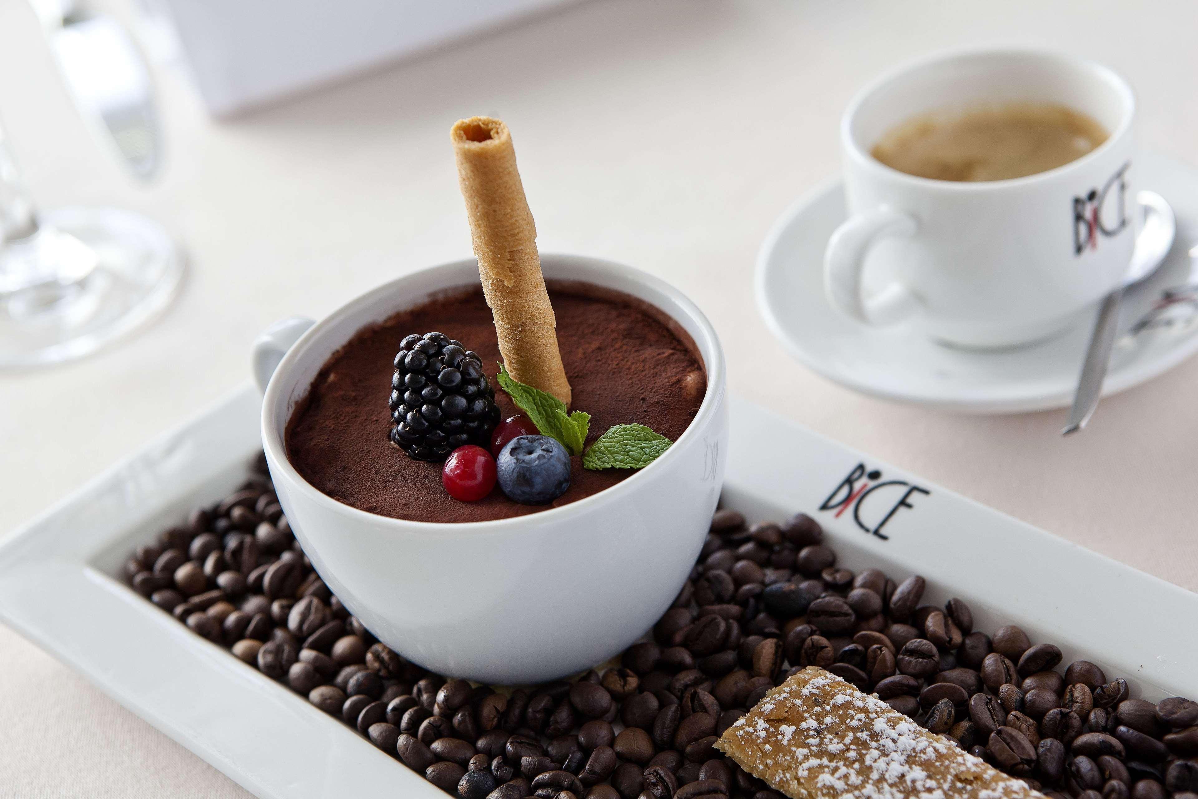 Hilton Dubai Jumeirah Exterior foto Chocolate pudding