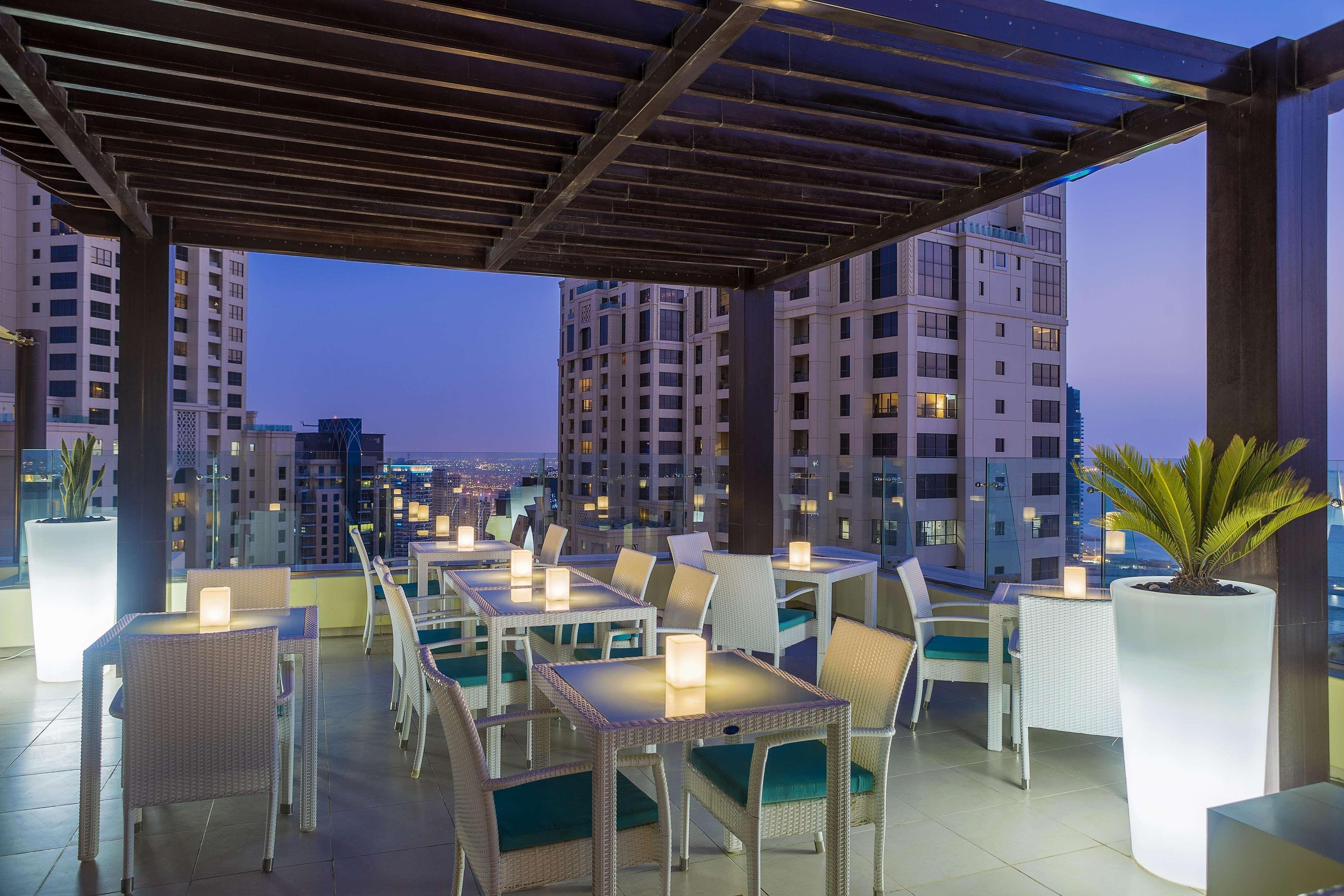 Hilton Dubai Jumeirah Exterior foto Sky Bar