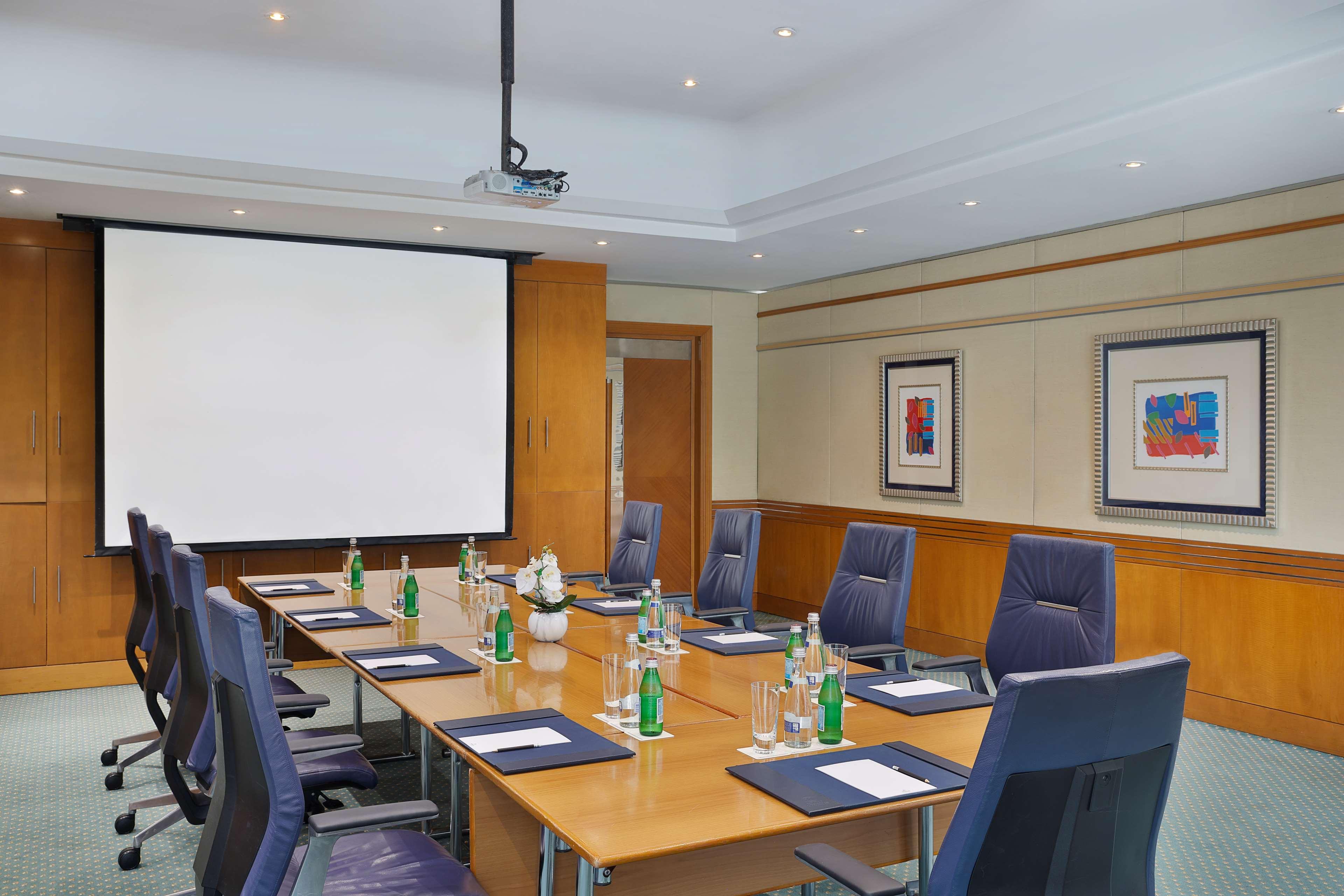 Hilton Dubai Jumeirah Exterior foto A meeting room at the InterContinental London Park Lane