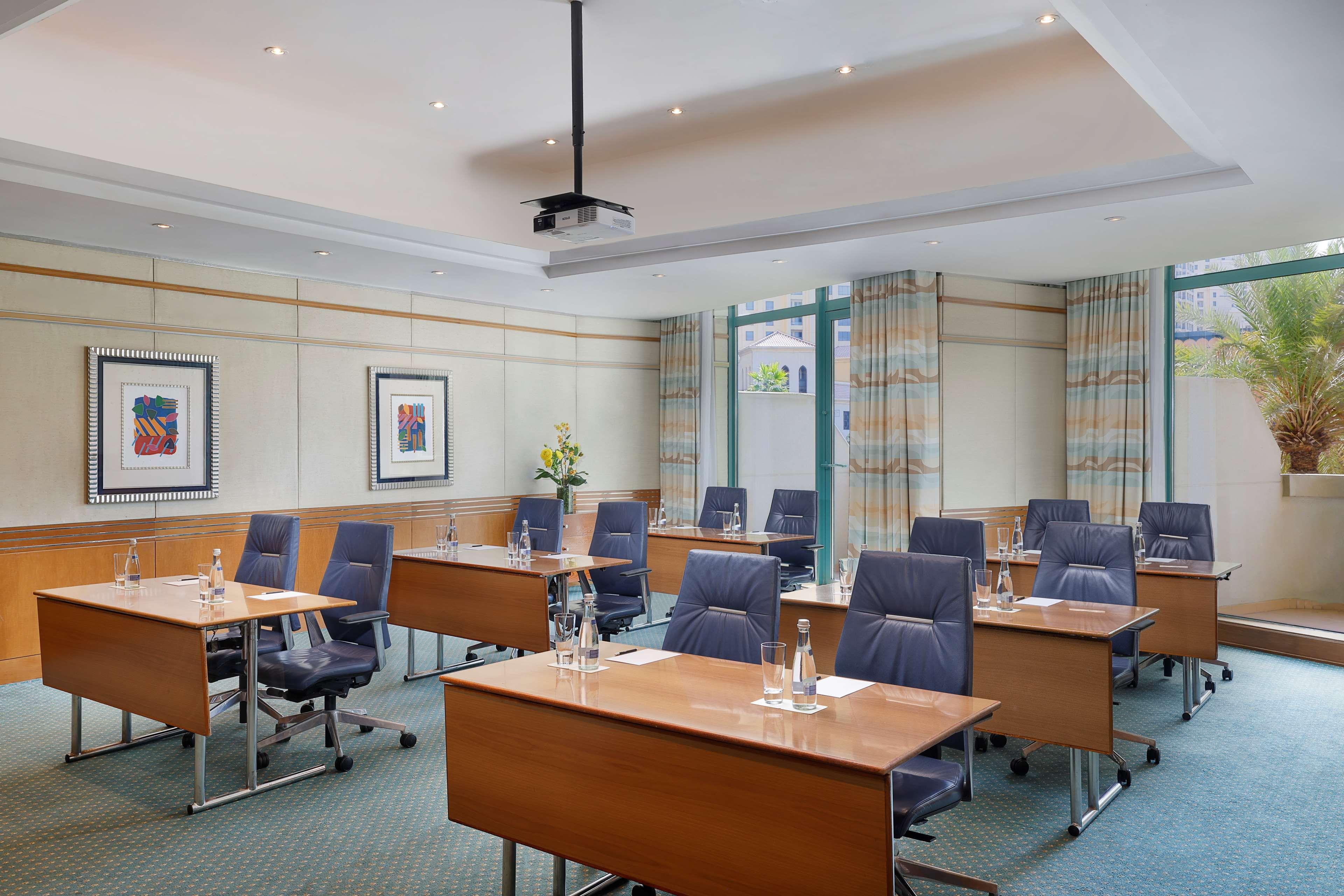 Hilton Dubai Jumeirah Exterior foto A typical classroom layout