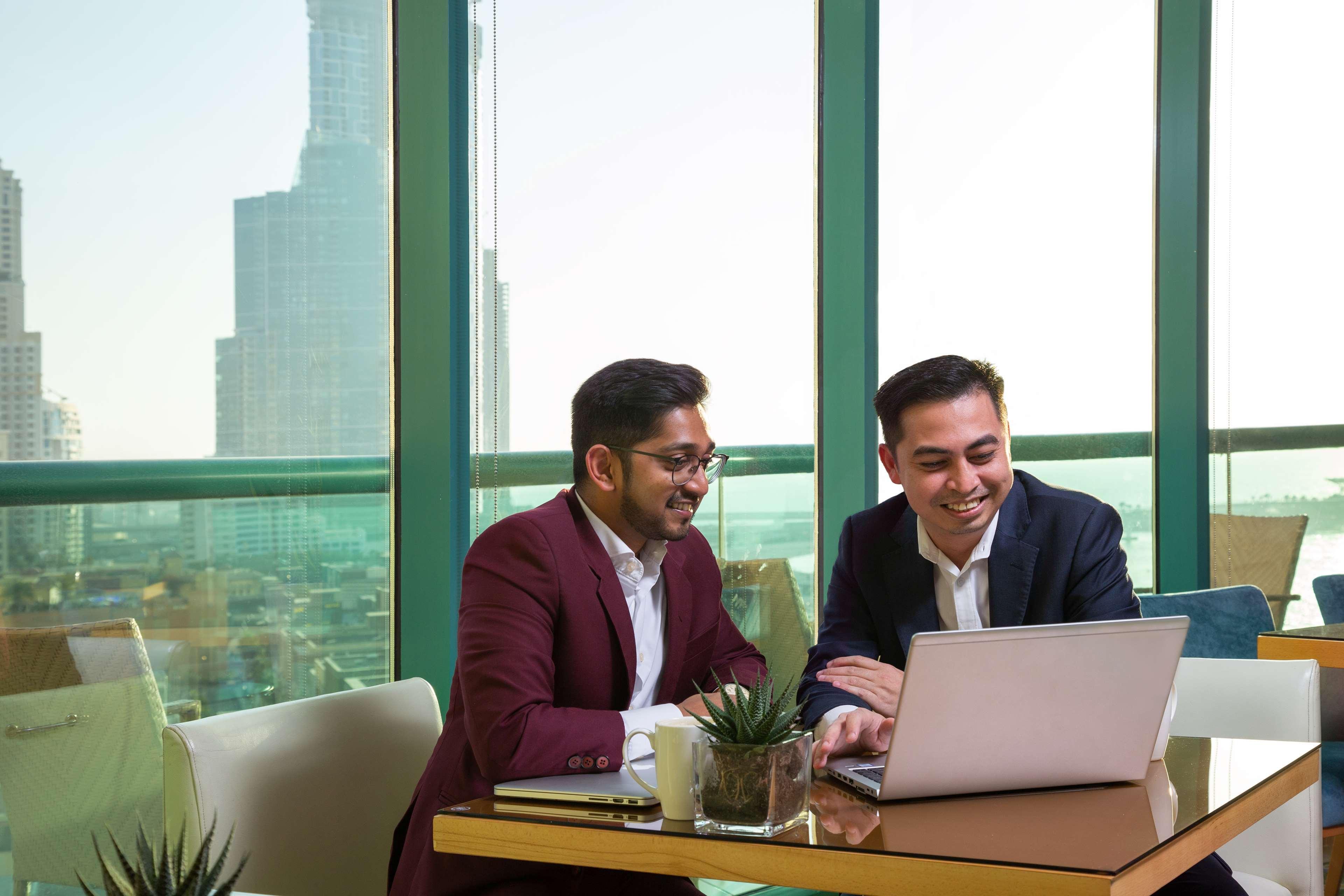 Hilton Dubai Jumeirah Exterior foto Two employees working together