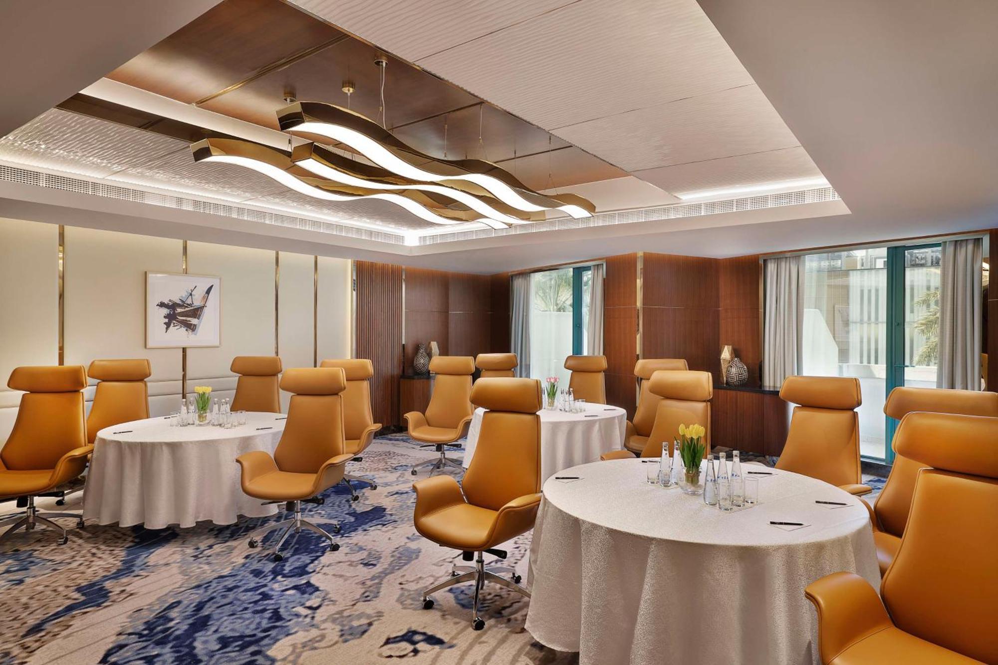 Hilton Dubai Jumeirah Exterior foto Boardroom