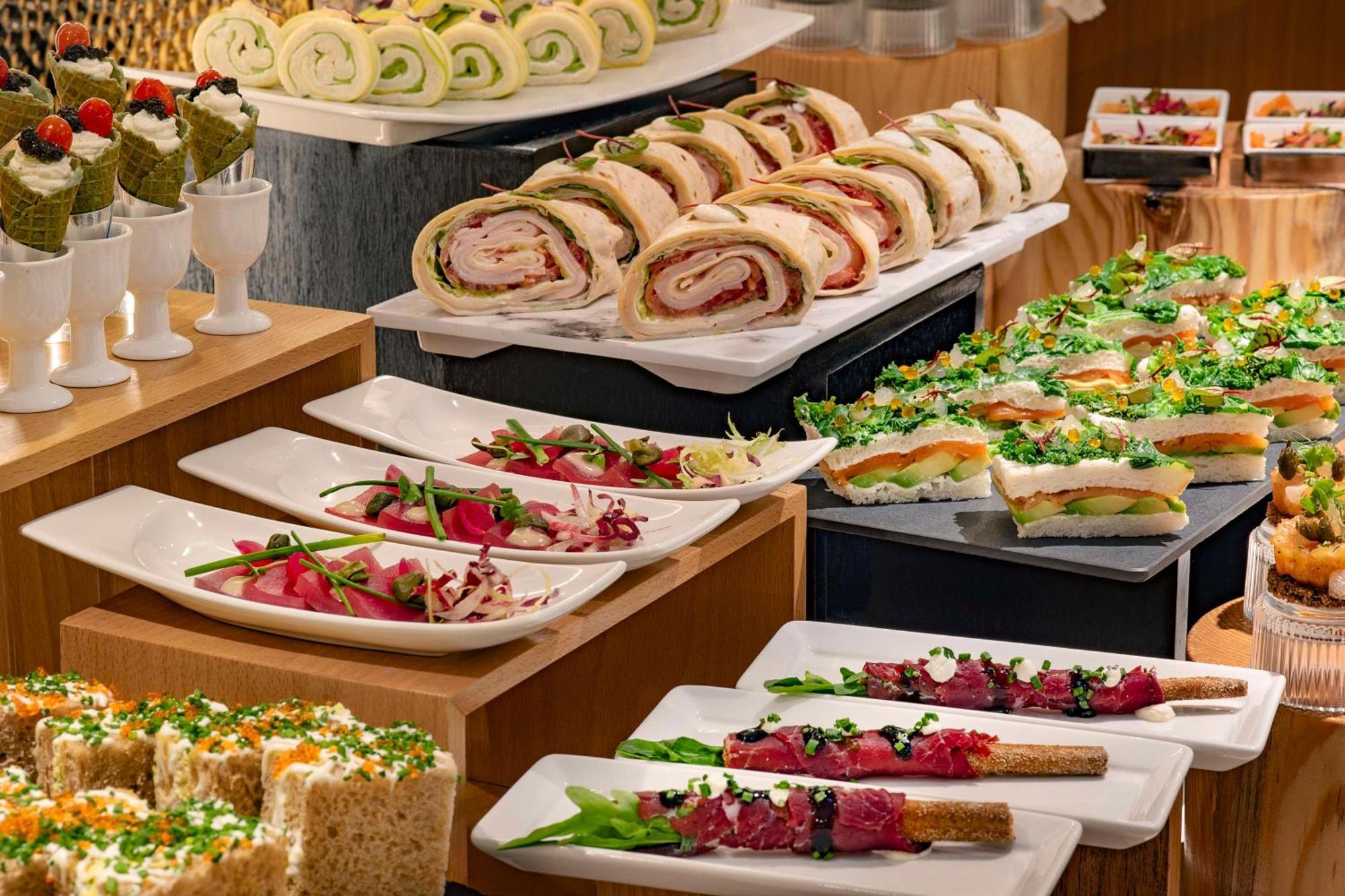 Hilton Dubai Jumeirah Exterior foto A buffet of cold buffet items