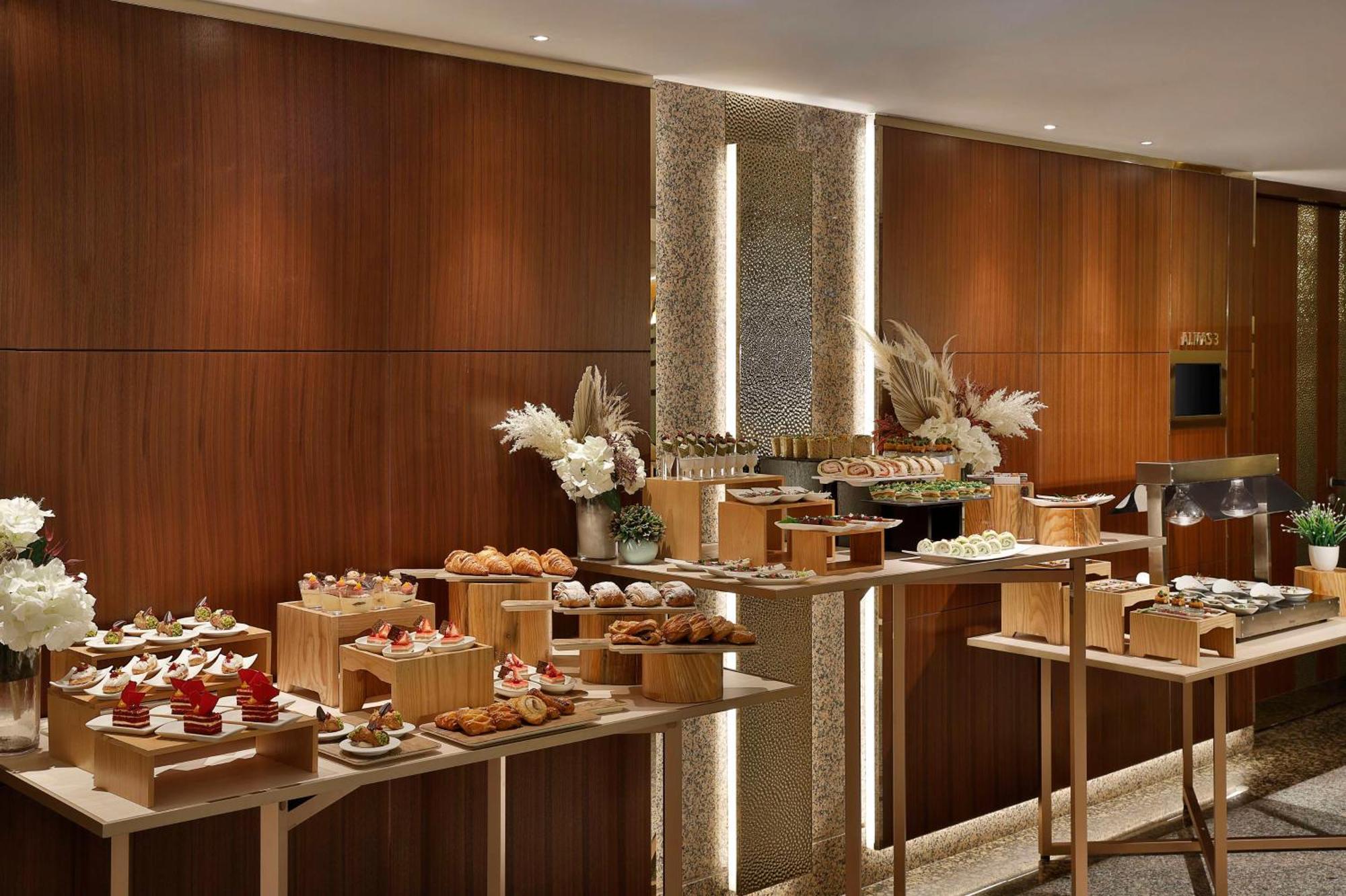 Hilton Dubai Jumeirah Exterior foto A buffet at a hotel