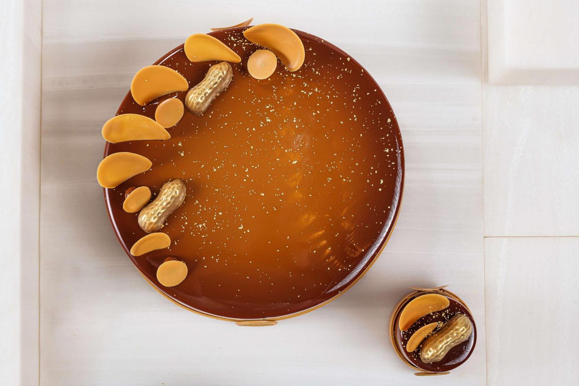 Hilton Dubai Jumeirah Exterior foto A cake decorated with gold leaf