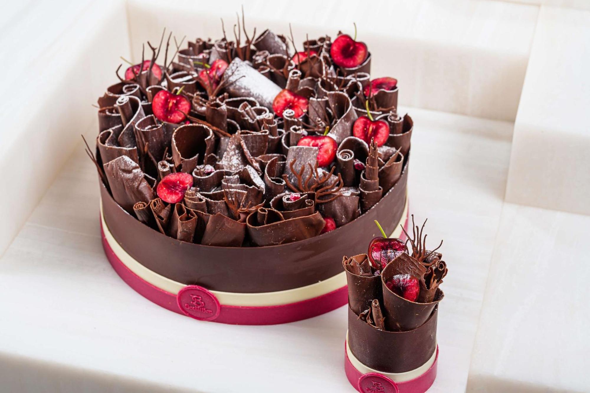 Hilton Dubai Jumeirah Exterior foto Chocolate cake